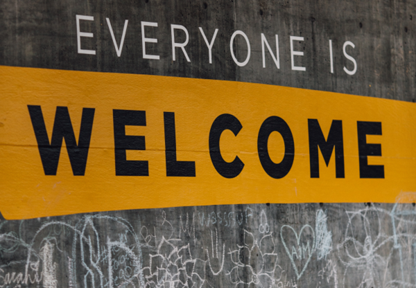 Everyone is Welcome - image by Katie Moum. Link zum Buchen eines Termins für die ÖGS Videos